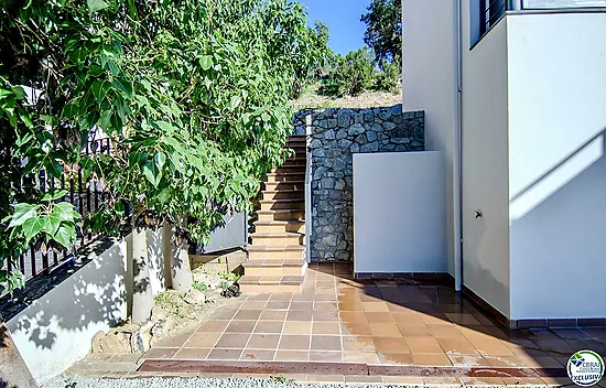 Beautiful house with pool, garage and views