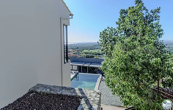 Beautiful house with pool, garage and views