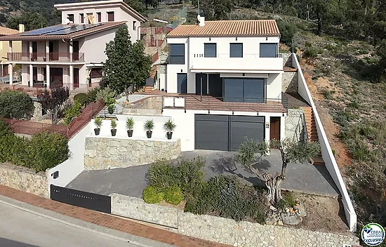 Beautiful house with pool, garage and views