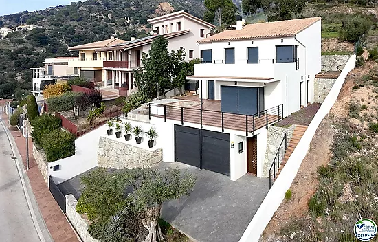 Beautiful house with pool, garage and views