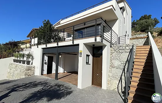 Beautiful house with pool, garage and views