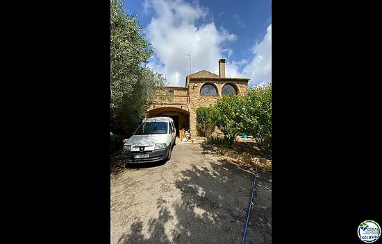 Grande ferme catalane au centre de La Bisbal d'Empordà.