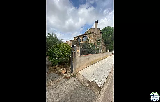 Grande ferme catalane au centre de La Bisbal d'Empordà.