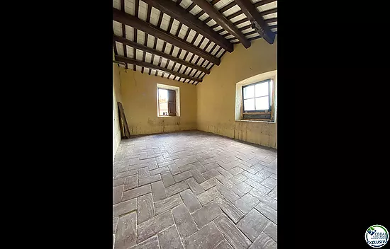 Grande ferme catalane au centre de La Bisbal d'Empordà.