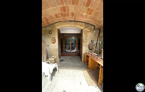 Grande ferme catalane au centre de La Bisbal d'Empordà.