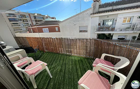 SUNNY, RENOVATED APARTMENT, 3 BEDROOMS, 2 BATHROOMS 150 M FROM THE BEACH, CLOSE TO ALL SERVICES.