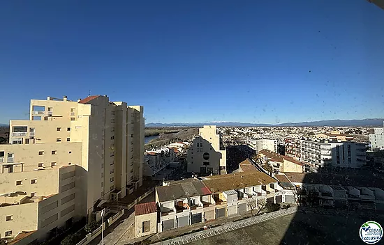 Studio en bord de mer avec une vue sur la ville