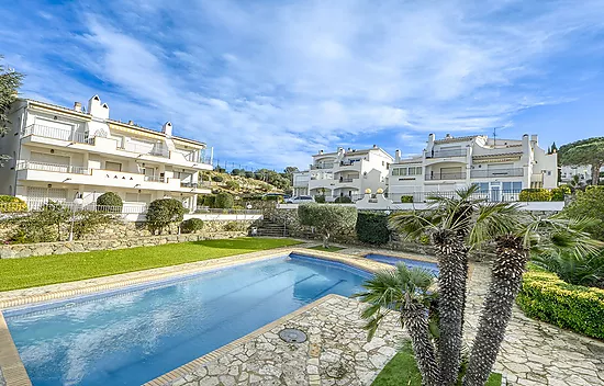 Appartement rénové avec vue sur la mer et la montagne à Puigrom