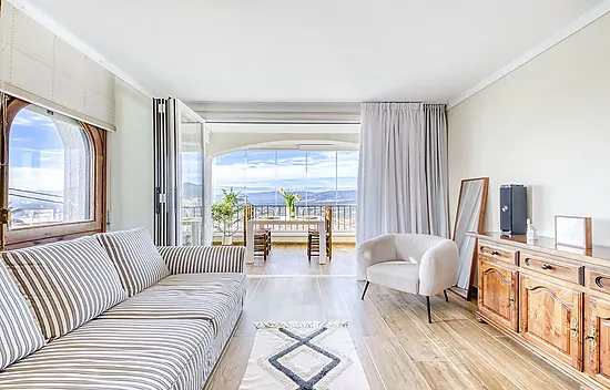 Appartement rénové avec vue sur la mer et la montagne à Puigrom