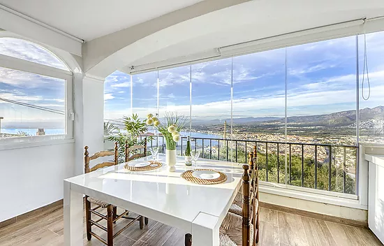 Appartement rénové avec vue sur la mer et la montagne à Puigrom