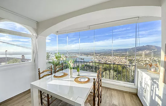 Appartement rénové avec vue sur la mer et la montagne à Puigrom