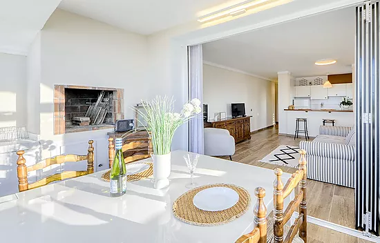 Appartement rénové avec vue sur la mer et la montagne à Puigrom