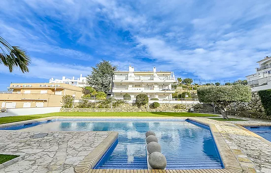 Appartement rénové avec vue sur la mer et la montagne à Puigrom