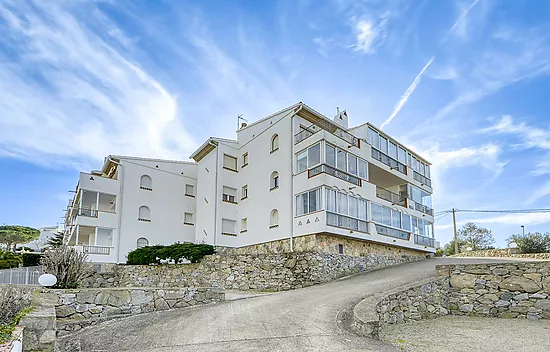 Appartement rénové avec vue sur la mer et la montagne à Puigrom