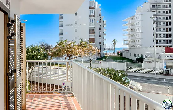 Modern apartment fully renovated with holiday rental licence just 100 meters from the beach, with se