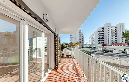 Modern apartment fully renovated with holiday rental licence just 100 meters from the beach, with se