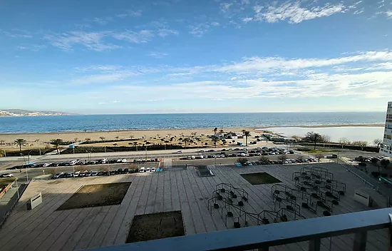 Opportunity on the Costa Brava!! Apartment with Sea Views 50m from the beach of Empuriabrava with al