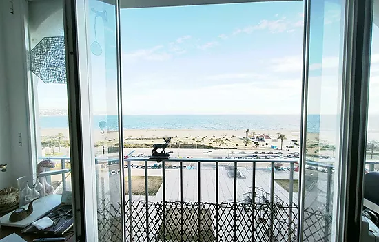 Opportunity on the Costa Brava!! Apartment with Sea Views 50m from the beach of Empuriabrava with al