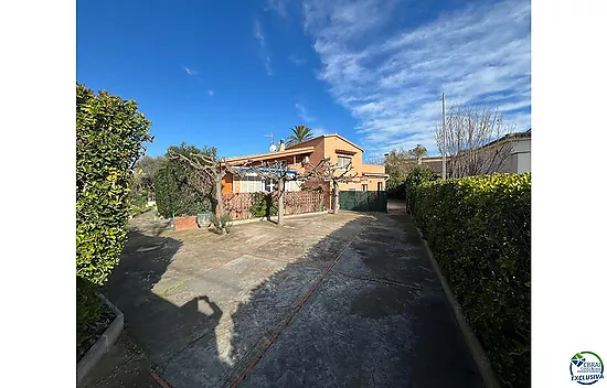 MAISON AVEC GRAND TERRAIN ET APPARTEMENT SÉPARÉ PRÈS DU CENTRE ET DE LA PLAGE.