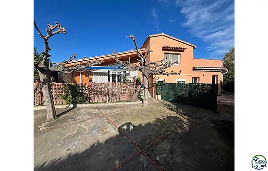 MAISON AVEC GRAND TERRAIN ET APPARTEMENT SÉPARÉ PRÈS DU CENTRE ET DE LA PLAGE.