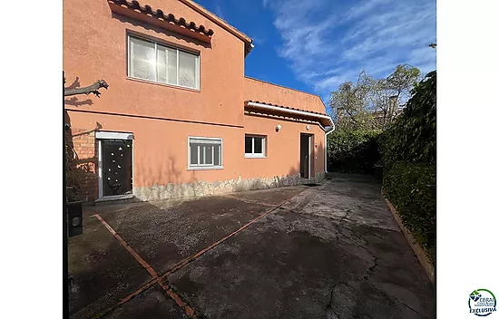 MAISON AVEC GRAND TERRAIN ET APPARTEMENT SÉPARÉ PRÈS DU CENTRE ET DE LA PLAGE.