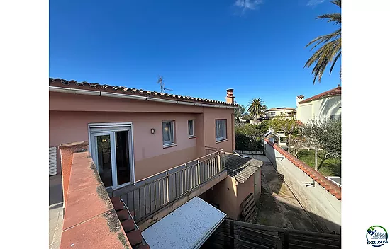 MAISON AVEC GRAND TERRAIN ET APPARTEMENT SÉPARÉ PRÈS DU CENTRE ET DE LA PLAGE.