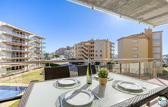 Apartment for sale in Santa Margarita, Roses – with sunny terrace and 3 swimming pools!