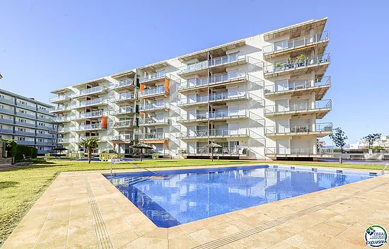 Apartment for sale in Santa Margarita, Roses – with sunny terrace and 3 swimming pools!