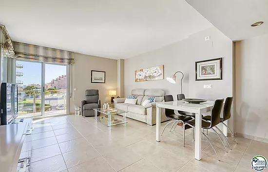 ???? Apartamento en venta en Santa Margarita, Roses – ¡con terraza soleada y 3 piscinas! ☀️????‍♂️