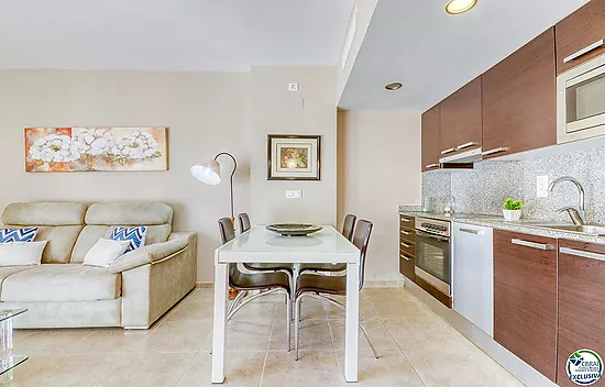 ???? Apartamento en venta en Santa Margarita, Roses – ¡con terraza soleada y 3 piscinas! ☀️????‍♂️