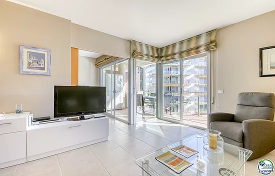 ???? Apartamento en venta en Santa Margarita, Roses – ¡con terraza soleada y 3 piscinas! ☀️????‍♂️