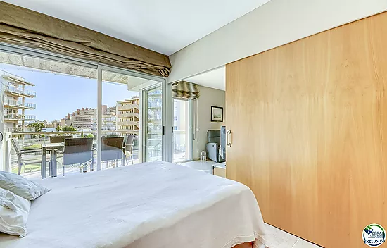 ???? Apartamento en venta en Santa Margarita, Roses – ¡con terraza soleada y 3 piscinas! ☀️????‍♂️