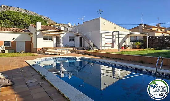 House with great potential, spacious, well-located, with a pool and views of the Castle of Torroella