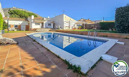 House with great potential, spacious, well-located, with a pool and views of the Castle of Torroella