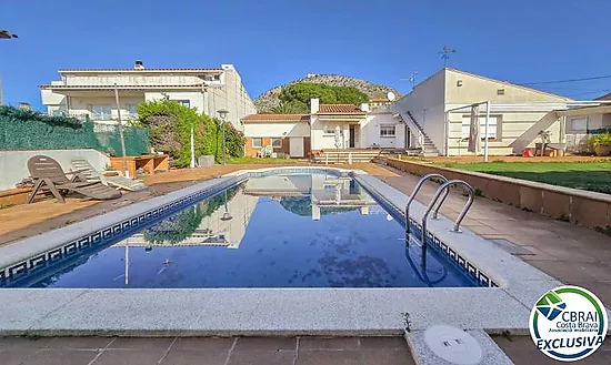 House with great potential, spacious, well-located, with a pool and views of the Castle of Torroella