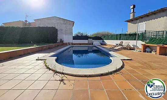 House with great potential, spacious, well-located, with a pool and views of the Castle of Torroella