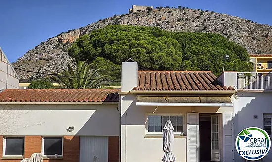 House with great potential, spacious, well-located, with a pool and views of the Castle of Torroella