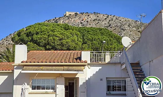 House with great potential, spacious, well-located, with a pool and views of the Castle of Torroella