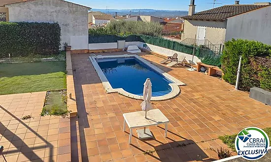 House with great potential, spacious, well-located, with a pool and views of the Castle of Torroella