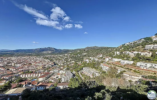 FOR SALE – RENOVATED APARTMENT WITH TERRACE AND VIEWS OF THE NATURAL PARK – ROSES, COSTA BRAVA