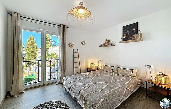 FOR SALE – RENOVATED APARTMENT WITH TERRACE AND VIEWS OF THE NATURAL PARK – ROSES, COSTA BRAVA