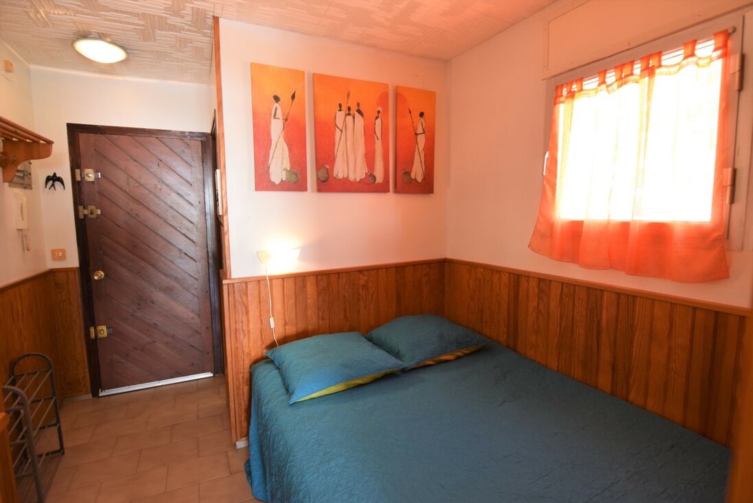 Empuriabrava, for sale, spacious bright studio with separate sleeping area, sea and muga river views