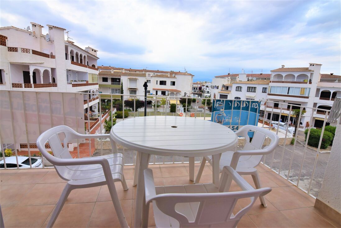 3 bedroom flat with parking and swimming pool