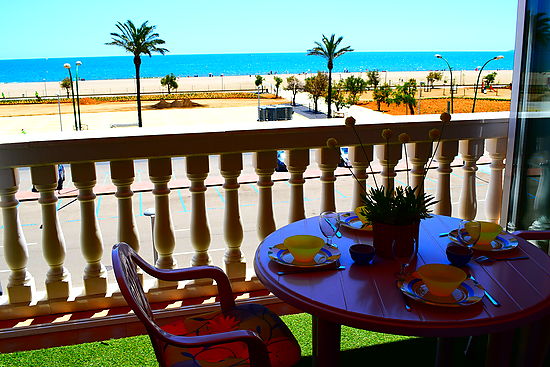 Empuriabrava, apartment for 6 persons in first line of the beach, in the center, private parking place and community pools