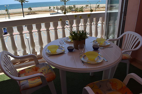 Empuriabrava, for rent, apartment 6 persons in first line of the beach, very closed of the center,  