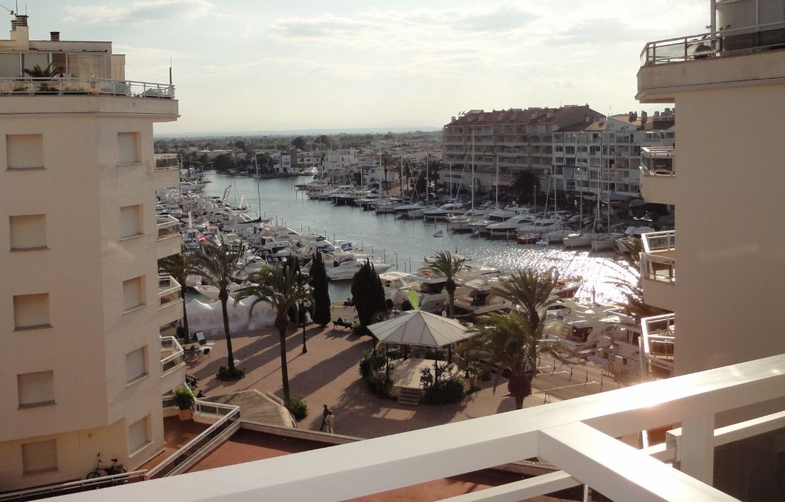 Empuriabrava, for sale, apartment with view on the canal and sea, near of the center and beach