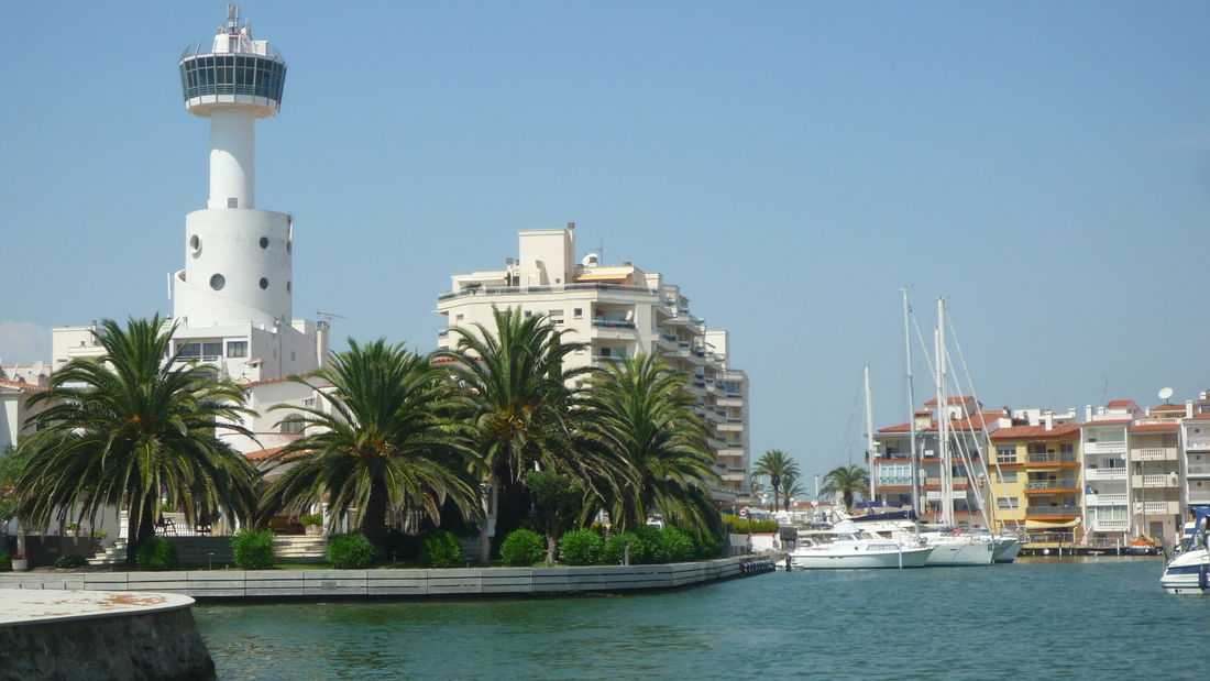Empuriabrava, for sale, apartment with view on the canal and sea, near of the center and beach